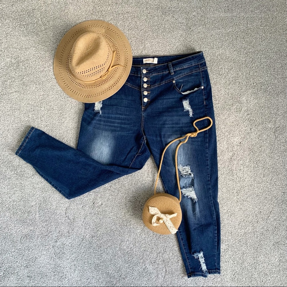 NWOT women’s stretch denim jeans with holes